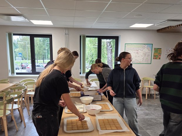 2025-09-04 ÕE teeb kooli 30 sünnipäevaks küpsisekooke