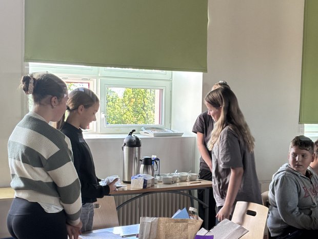 2025-09-24 7. kl õpilased minifirmade häkatonil